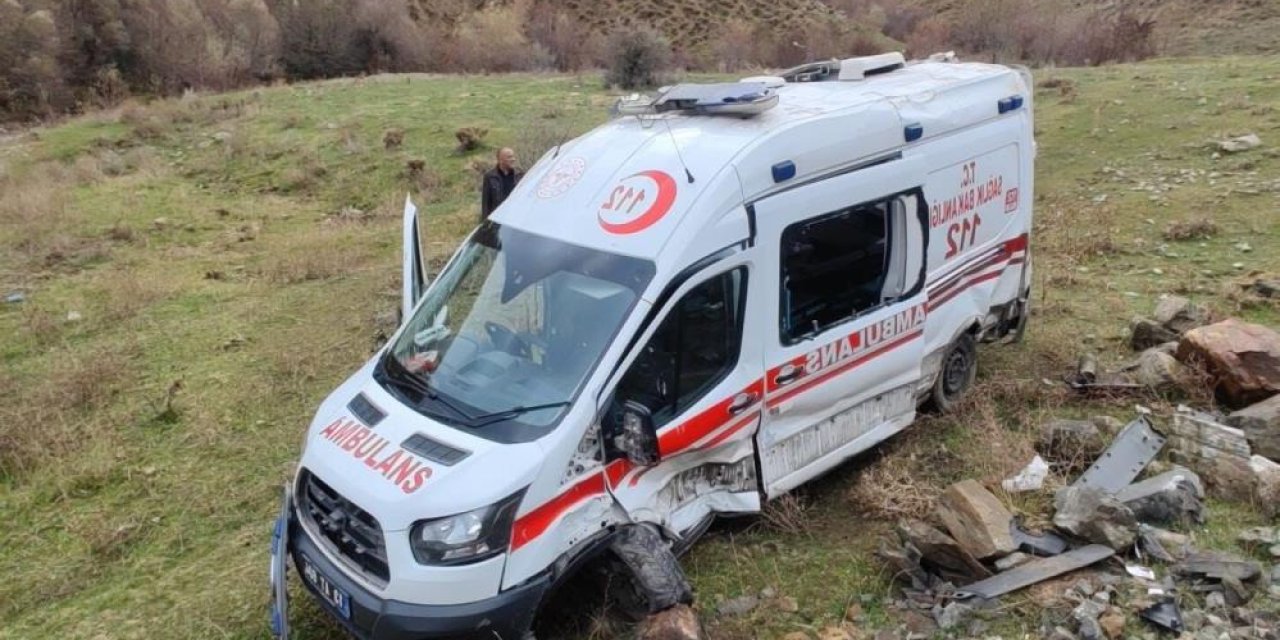 8 Yaralı, Ambulans da Devrildi