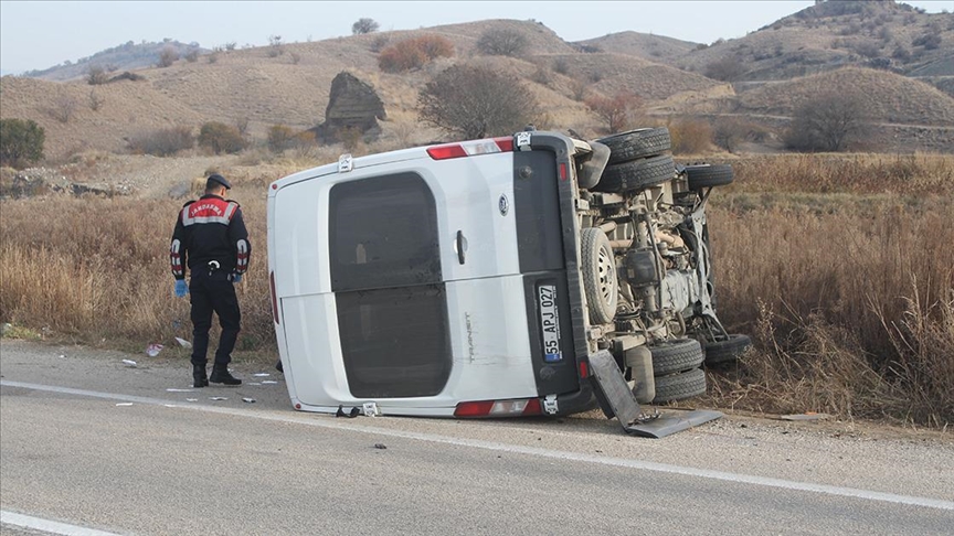 İşçi servisi ile traktör çarpıştı: 16 yaralı