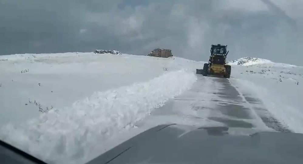 Şırnak’ta ilk kar yağdı, yollar kapandı