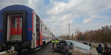 Yolcu treni ile kamyonet çarpıştı: 1 Ölü, 1 Yaralı