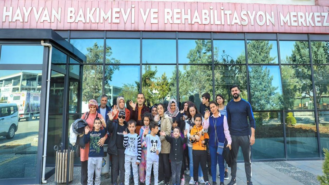 Diyarbakır’da çocuklar hayvan barınağını gezdi