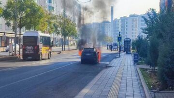 Diyarbakır’da araç halindeki alev aldı: Canlarını zor kurtardılar