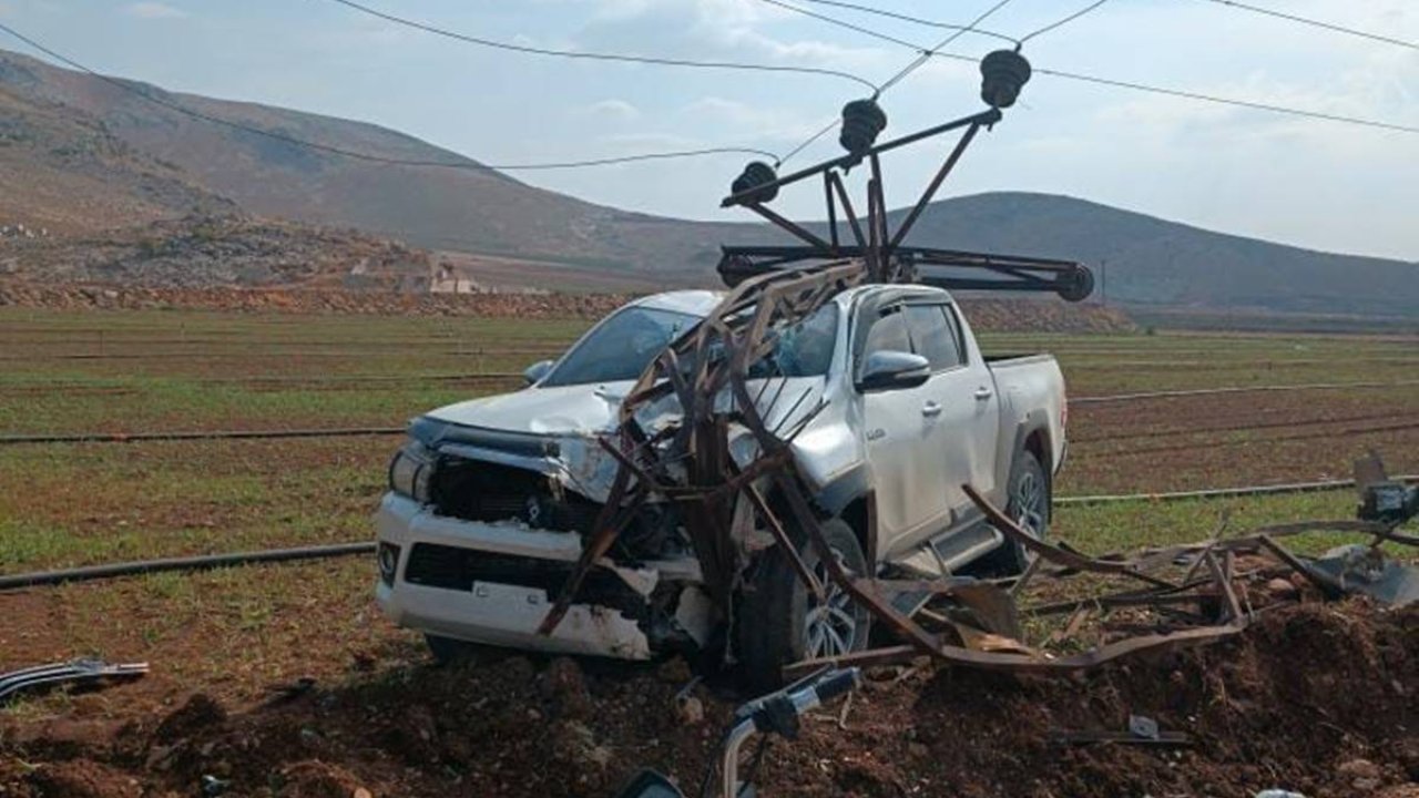 Hatay’da kontrolden çıkan pikap direğe çarparak durdu