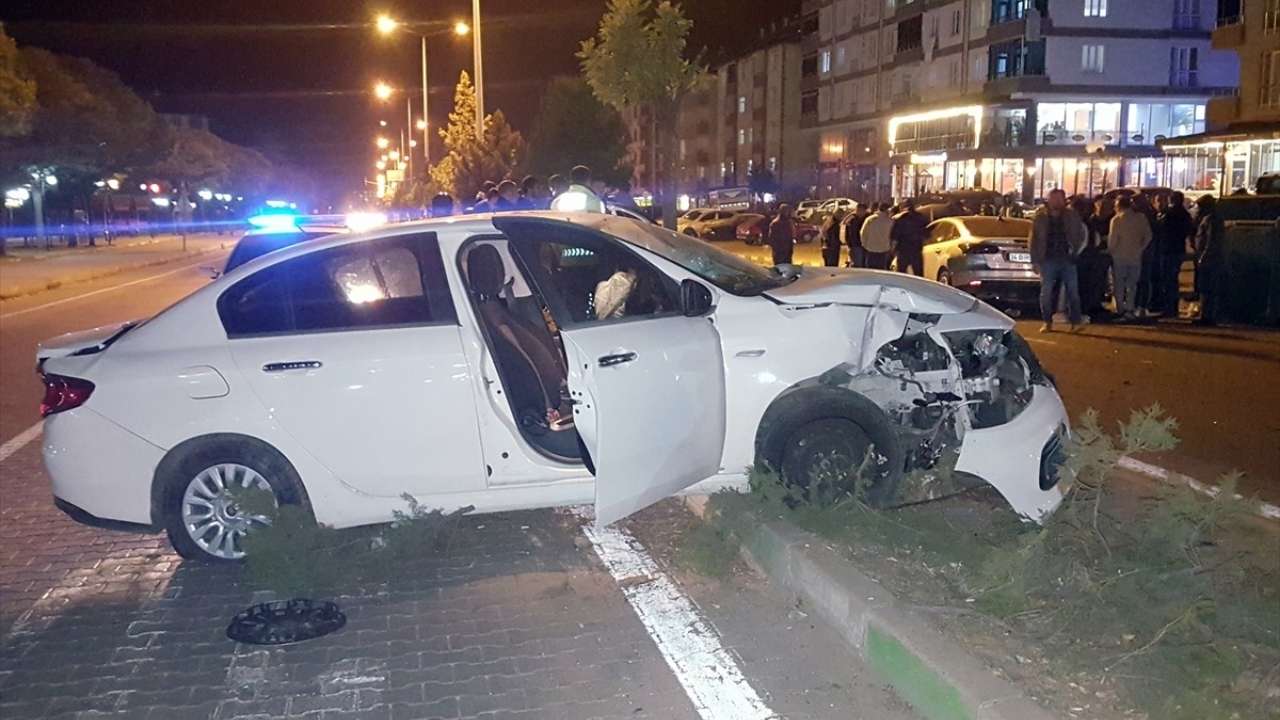 Bingöl’de iki otomobilin çarpıştığı kazada 2 kişi yaralandı