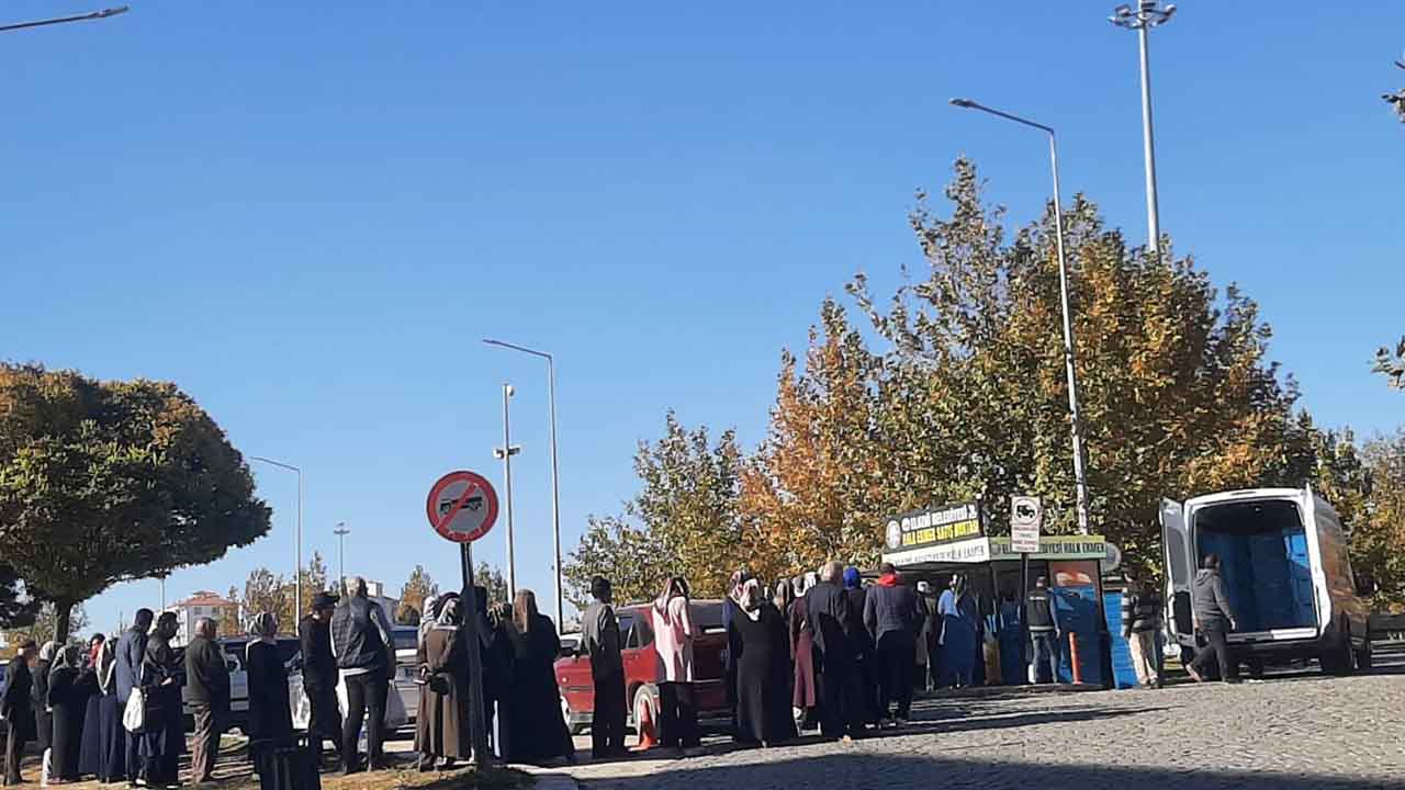 Elazığ’da ucuz ekmek kuyruk oluşturdu