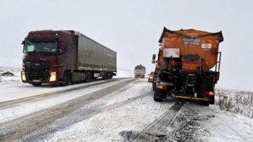 Ardahan’da kara kış: Araçlar yolda kaldı!