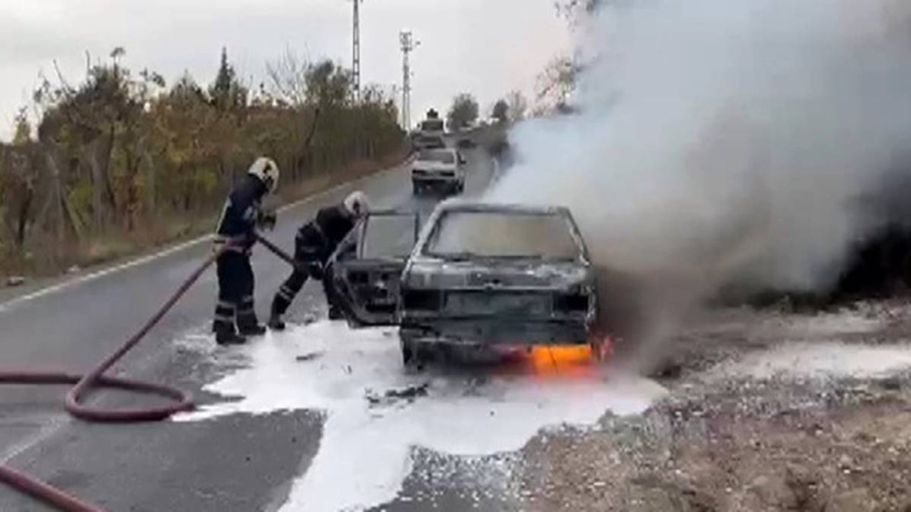 Kahramanmaraş’ta park halindeki otomobil alev alev yandı