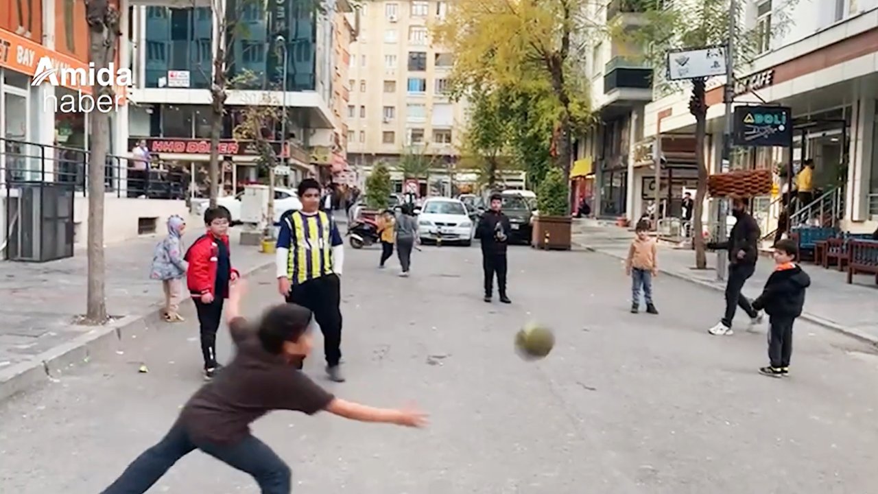 Diyarbakır’ın ‘Çılgın Simitçisi’ bu kez top peşinde!