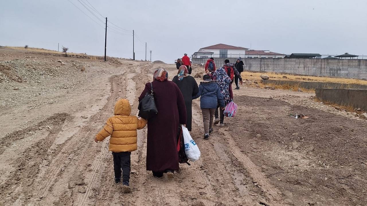 Adıyaman’da okul yolu rezaleti!