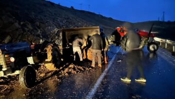 Yağmurlu havada kayganlaşan yolda devrildi