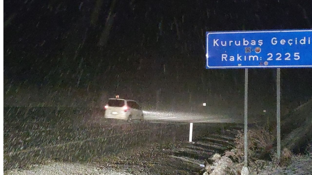 Van’da etkili olan kar yağışı sürücülere zor anlar yaşattı