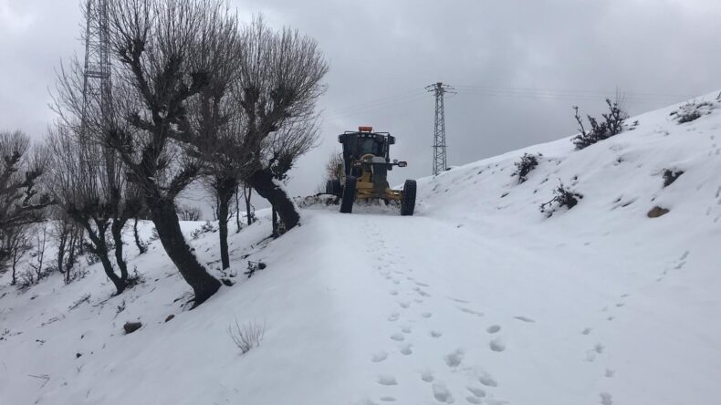 Diyarbakır’da kardan kapanan 300 kilometrelik yol ulaşıma açıldı