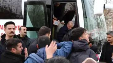 Cumhurbaşkanı Erdoğan çocuklara oyuncak dağıtıp harçlık verdi