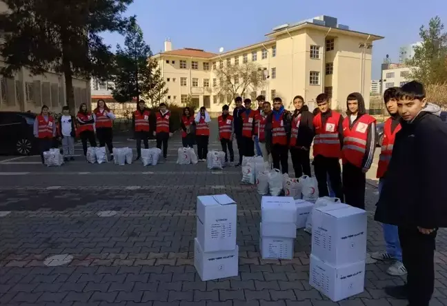 Öğrenciler Harçlıklarıyla İhtiyaç Sahiplerine Gıda Kolisi Gönderdi